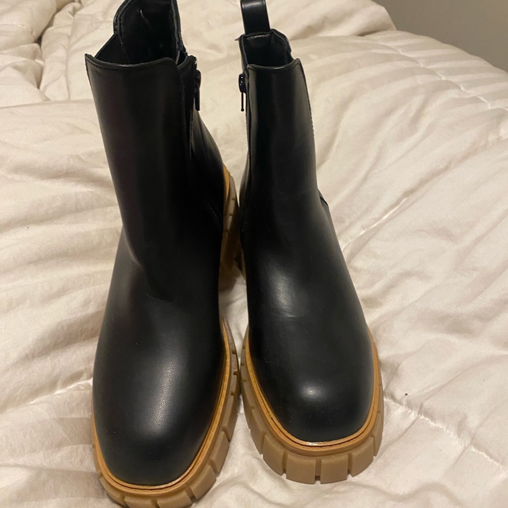 Boots women’s 10